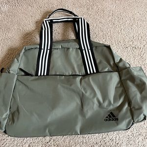 Army green gym bag with ample storage and pockets!